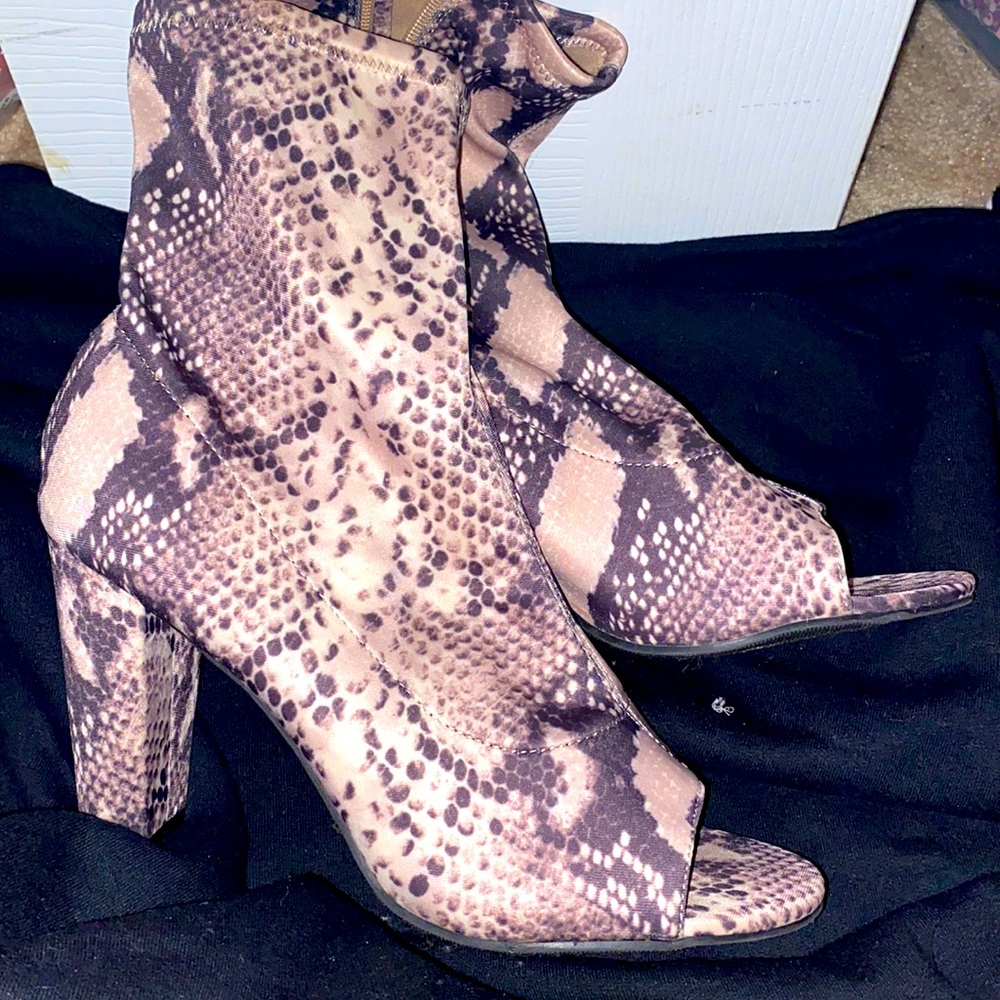 Women’s snake skin Bootie